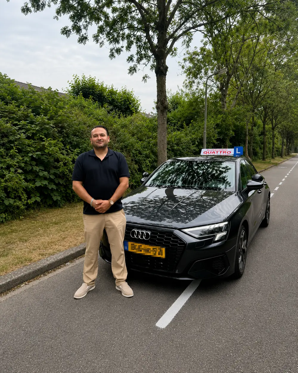 Uğur, rijinstructeur van Rijschool Quattro, bij de Audi A3 automaat lesauto in Amersfoort