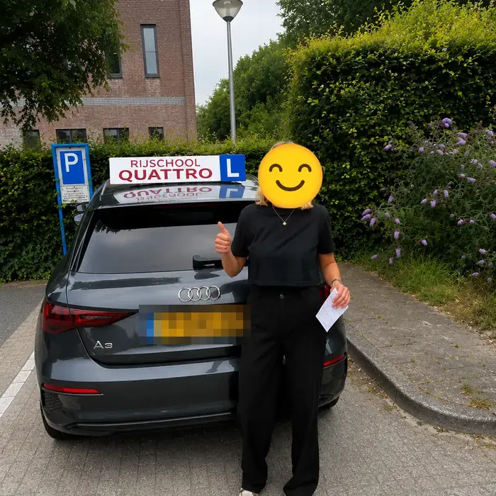 Geslaagde leerling van Rijschool Quattro bij de Audi A3 lesauto
