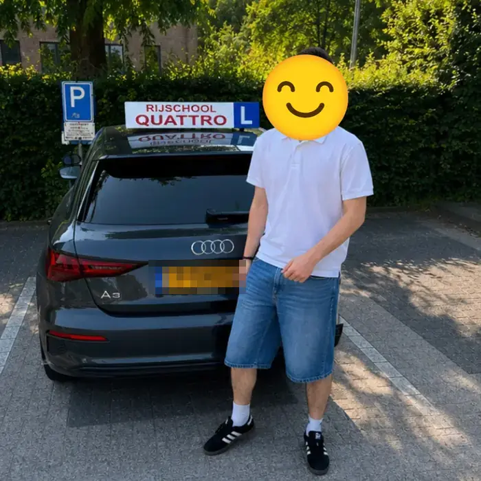 Geslaagde leerling van Rijschool Quattro met het rijbewijs op zak