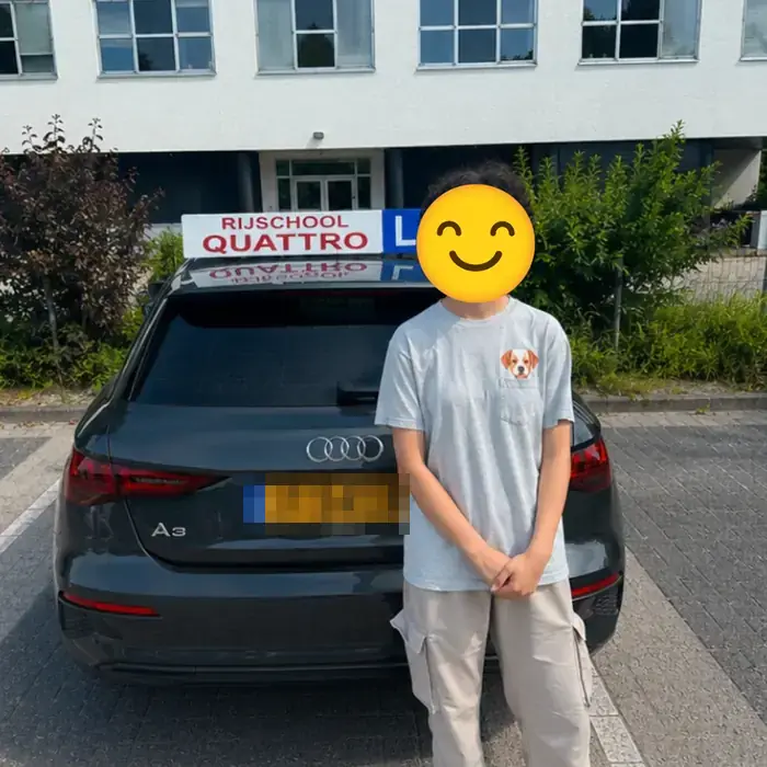 Geslaagde leerling van Rijschool Quattro bij de lesauto in Amersfoort